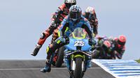 Trackhouse MotoGP Team's Spanish rider Raul Fernandez leads the field during the MotoGP Australian Grand Prix on Philip Island on October 19, 2025.﻿ (WILLIAM WEST / AFP)
