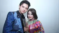 Foto Bareng Prilly, Aliando Tampil Berambut Gondrong