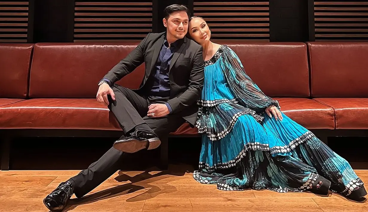Titi DJ dan Thomas Djorghi memang terlihat semakin dekat beberapa waktu terakhir. Pelantun lagu 'Sang Dewi' itu merasa cocok bersahabat dengan Thomas. Ia mengaku punya banyak kesamaan, seperti hobi kulineran, menonton, hingga sama-sama suka karaoke. (Liputan6.com/IG/@ti2dj)