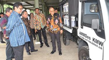 Menteri Perindustrian (Menperin) Airlangga Hartarto menyalurkan lima unit mobil pedesaan atau alat mekanis multiguna pedesaan (AMMDes). Liputan6.com/Septian Deny