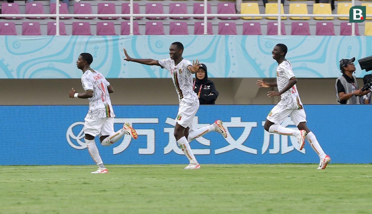 <p>Selebrasi pemain Timnas Mali U-17, Mamadou Doumbia (tengah), setelah mencetak gol ke gawang Uzbekistan U-17 dalam pertandingan babak penyisihan Grup B Piala Dunia U-17 2023 di Stadion Manahan, Solo, Jumat (10/11/2023). (Bola.com/Arief Bagus)</p>