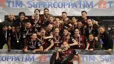 Para pemain AC Milan merayakan keberhasilan meraih gelar Piala Super Italia 2016 di Stadion Jassim Bin Hamad, Qatar, Sabtu (24/12/2016). AC Milan menang adu penalti 4-3 atas Juventus, setelah bermain imbang 1-1 dalam waktu normal. (AFP/Karim Jaafar)