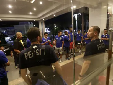 Dejan Antonic saat bersama pemain Persib sebelum berangkat ke stadion melawan Bhayangkara Surabaya United di Stadion Gelora Delta Sidoarjo, Sabtu (11/6/2016). (Bola.com/Nicklas Hanoatubun)