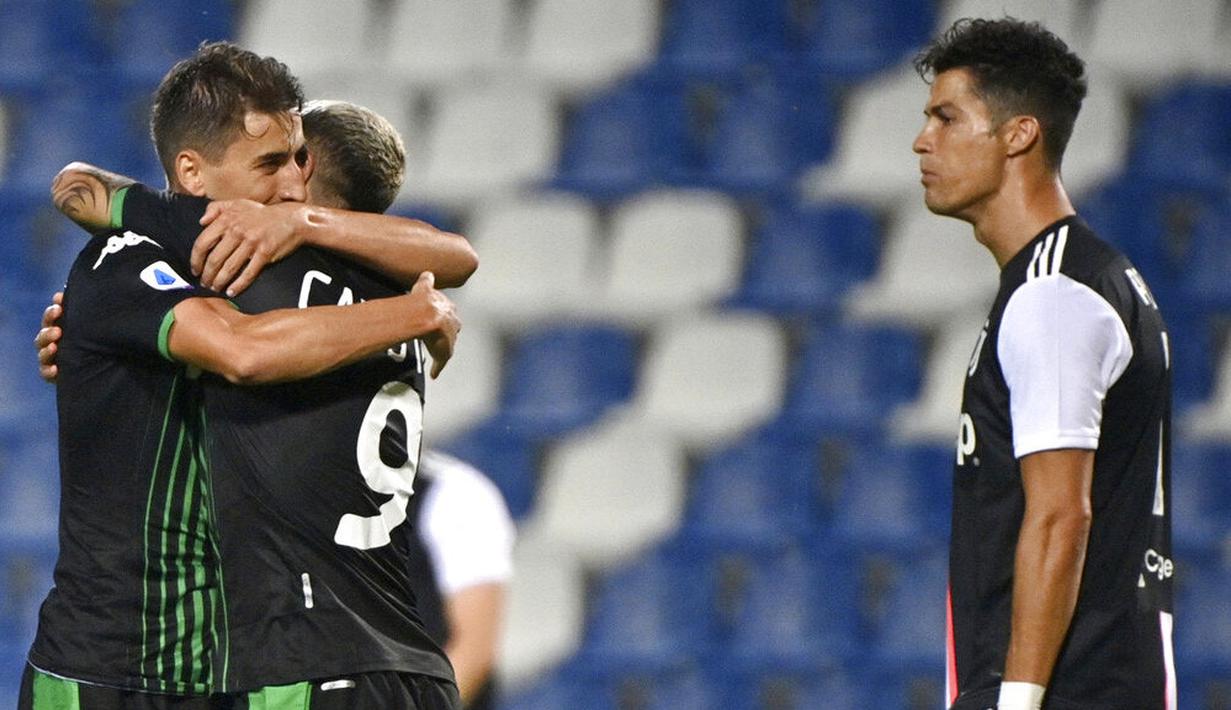 Pemain Sassuolo, Filip Djuricic dan Francesco Caputo merayakan gol ke gawang Juventus pada laga Serie A di Stadion Mapei, Rabu (15/7/2020). Kedua tim bermain imbang 3-3. (Massimo Paolone/LaPresse via AP)