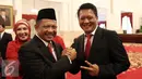 Kepala BNPT yang baru, Irjen Tito Karnavian foto bersama dengan Kombes Pol Krishna Murti usai pelantikan di Istana Negara, Jakarta, Rabu (16/3). Tito dilantik menjadi Kepala BNPT dari jabatan sebelumnya Kapolda Metro Jaya. (Liputan6.com/Faizal Fanani)