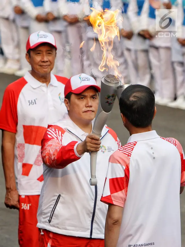Presiden Jokowi Keliling Istana Bawa Obor Asian Games 2018