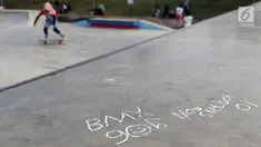 Sebuah tulisan mengotori area Skate Park RPTRA Kalijodo, Jakarta, Sabtu (15/6/2019). Beberapa coretan dari orang yang tidak bertanggung jawab mulai mengotori salah satu arena bermain di RPTRA Kalijodo. (Liputan6.com/Helmi Fithriansyah)