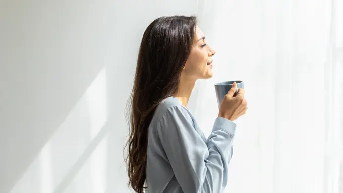 perempuan dan minum teh samping