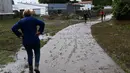 Layanan darurat negara bagian New South Wales menyebut bahwa sekitar 50.000 orang masih terisolasi, terutama mereka yang berada atau tinggal di wilayah pedalaman yang terkena dampak langsung, seperti Hunter dan Mid North Coast. (Saeed KHAN/AFP)