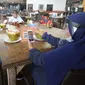 Pelayan mengenakan pelindung wajah saat melayani pengunjung di Restoran Bandar Djakarta, Alam Sutra, Tangerang Selatan, Banten, Rabu (10/6/2020). Tangerang dan Tangerang Selatan menjalankan PSBB transisi menuju kenormalan baru dengan menerapkan protokol kesehatan COVID-19. (merdeka.com/Arie Basuki)