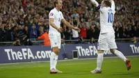 Harry Kane merayakan bersama Wayne Rooney usai mencetak gol pertama untuk Inggris (Reuters)
