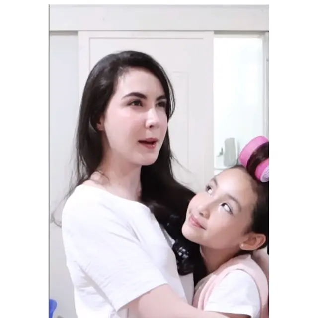 6 Potret Arumi Bachsin dan Anak Perempuannya, Makin Mirip Bak Kakak Adik