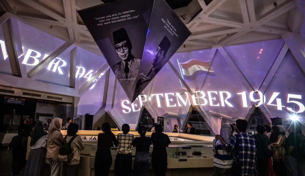 Diketahui, Pameran Bajawara digelar dua kali setiap tahun, yakni pada Mei untuk memperingati Hari Kebangkitan Nasional, dan November untuk memperingati Hari Pahlawan. Tampak dalam foto, pengunjung menyaksikan video imersif yang menggambarkan Pertempuran Surabaya, yang terjadi pada bulan November 1945 antara pejuang Indonesia melawan pasukan Sekutu Inggris dan NICA untuk menegakkan kembali kekuasaan kolonial Belanda setelah berakhirnya Perang Dunia II, dalam acara 'Malam di Museum 2025' di Museum 10 November, Surabaya, Jawa Timur, Sabtu 29 November 2025. (Juni KRISWANTO/AFP)