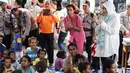 Ketum Bhayangkari, Tri Suswati Tito Karnavian bersama Polwan melakukan trauma healing dengan mengajak bernyanyi dan bermain bersama anak-anak  korban bencana banjir Sentani di Kabupaten Jayapura, Papua, Jumat (22/3).(Liputan6.com/Pool/Humas Mabes Polri)