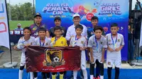 Raja Isa Raja Akram Syah (belakang, kedua dari kanan), pelatih dan pengamat sepakbola asal Malaysia, mulai terjun dalam pembinaan pemain usia dini di negaranya. (Bola.com/Gatot Sumitro)