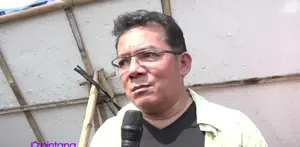 Mike Mohede sempat memberikan batu akik kepada Mathias Muchus