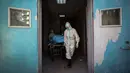 Pekerja medis memindahkan pasien virus corona atau COVID-19 yang meninggal di sebuah rumah sakit di Wuhan, Provinsi Hubei, China, Minggu (16/2/2020). Virus corona telah menginfeksi puluhan ribu orang di China, tak terkecuali pekerja medis. (Chinatopix via AP)