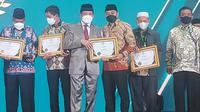 Wali Kota Surabaya Eri Cahyadi menerima penghargaan dari Baznas. (Dian Kurniawan/Liputan6.com)