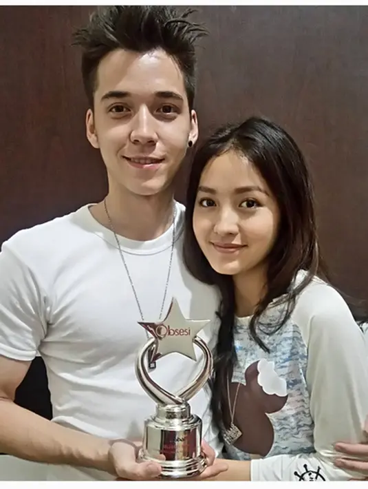 Stevan dan Natasha sekarang ini menjadi idola remaja. Kesuksesan memerankan Boy dan Reva membuat pasangan ini mendapatkan penghargaan sebagai 'Selebriti Terhits'. (Instagram/@natashawilona12)