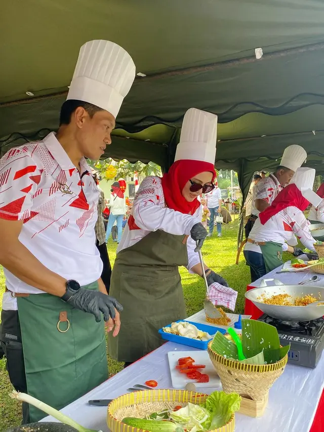 7 Potret Kompak Juliana Moechtar dan Suami saat Ikut Lomba Masak Agustusan