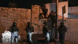 Pasukan keamanan mencari penyerang dekat lokasi penembakan di Tel Aviv, Israel, 7 April 2022. Penembakan ini menjadi serangan keempat dalam beberapa pekan terakhir. (AP Photo/Ariel Schalit)