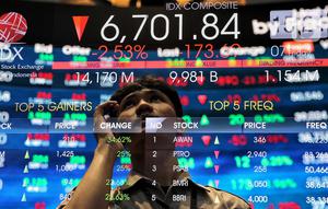 Pekerja menatap layar monitor yang menampilkan Indeks Harga Saham Gabungan (IHSG) di Bursa Efek Indonesia, Jakarta, Jumat (7/2/2025). (Liputan6.com/Angga Yuniar)