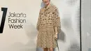 Di JFW 2025, Renata Kusmanto hadir dengan dress selutut berlengan gelembung dan sling bag biru [@renata711]