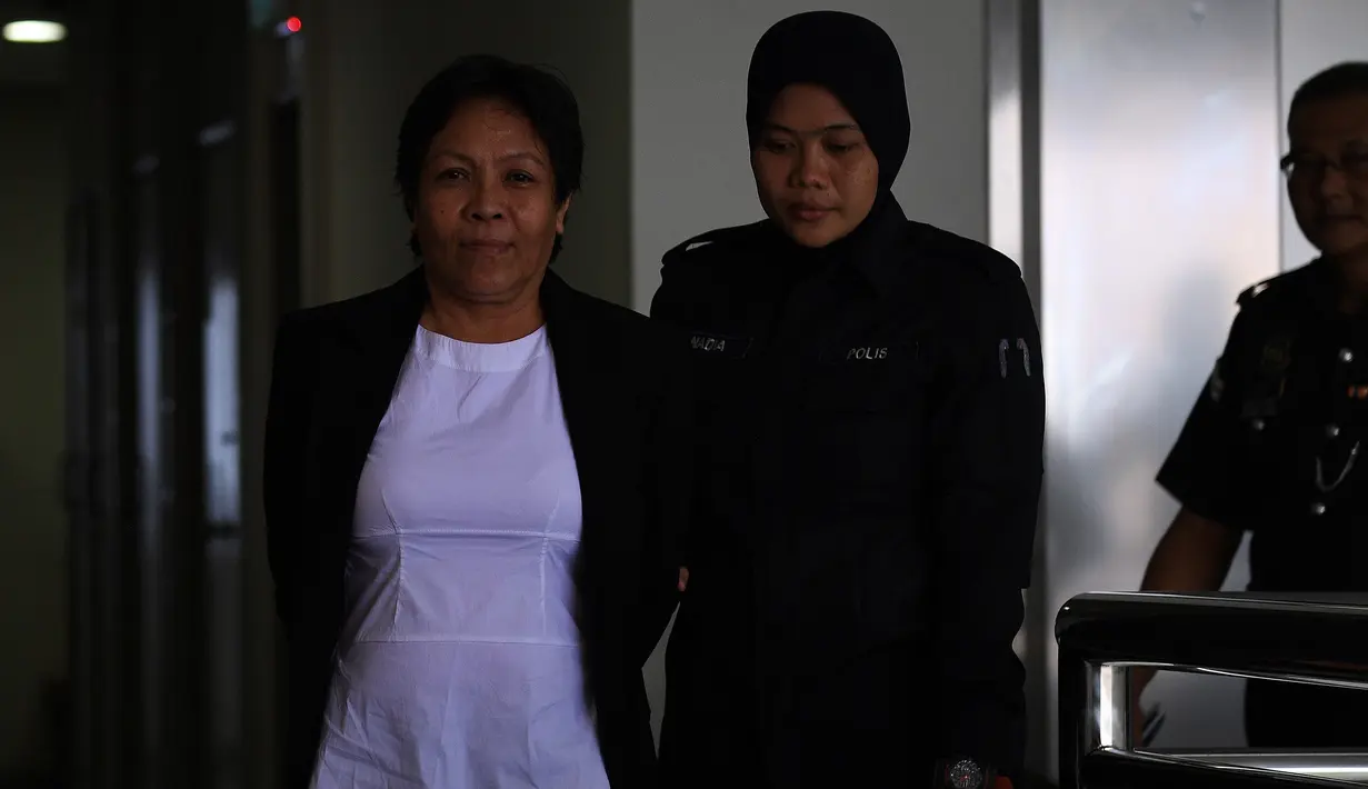 Ekspresi Maria Elvira Pinto Exposto saat bersiap menjalani sidang di pengadilan Shah Alam, (5/9). Jika terbukti bersalah, Exposto terancam hukuman mati akibat perdagangan narkoba yang dilakukannya. (AFP Photo/Manan Vatsyana)