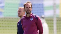 Pelatih Timnas Inggris, Gareth Southgate saat memimpin latihan timnya menjelang laga final Euro 2024 melawan Spanyol di Blankenhain, Jerman, Sabtu (13/07/2024) WIB. (AFP/Adrian Dennis)