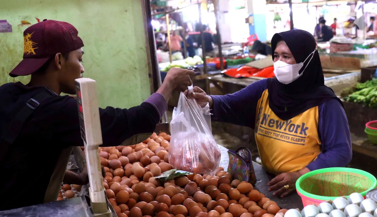 Pedagang telur ayam melayani pembeli di Pasar Kelapa Dua, Kabupaten Tangerang, Banten, Rabu (29/12/2021). Kementerian Perdagangan mencatat meroketnya harga telur ayam di sejumlah wilayah jelang pergantian tahun. (Liputan6.com/Angga Yuniar)