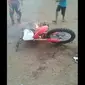 Honda CRF 150L terbakar saat dikendarai di Kampung Ulin, Lembang, Bandung, Jawa Barat. (Instagram @roda2blog)