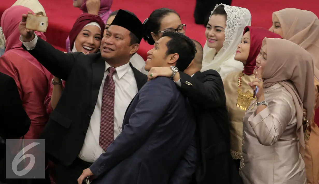 Sejumlah peserta sidang melakukan selfie usai sidang tahunan MPR RI, DPR RI dan DPD RI tahun 2016 di Kompleks Parlemen, Senayan, Selasa (16/8). Sidang tersebut beragendakan penyampaian pidato kenegaraan Presiden Joko Widodo. (Liputan6.com/Johan Tallo)