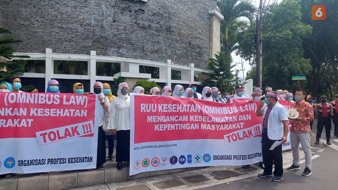 Puluhan dokter dan tenaga kesehatan yang tergabung dalam Ikatan Dokter Indonesia (IDI) Banyuwangi lakukan aksi unjuk rasa di depan Gedung DPRD Banyuwangi Tolak  RUU Omnibus Law Kesehatan (Hermawan Arifianto/Liputan6.com)