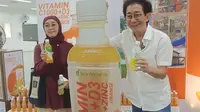 Direktur utama PT Sido Muncul Irwan Hidayat menunjukkan produk baru yakni vitamin c 1000 + D3 + zinc, di kompleks pabrik industri jamu dan farmasi PT Sido Muncul, Selasa (14/3/2023). Foto: liputan6.com/edhie prayitno ige.