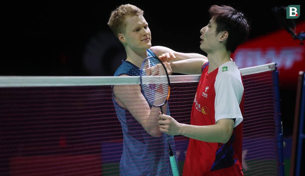 <p>Pebulu tangkis tunggal putra China, Shi Yu Qi (kanan) bersalaman dengan lawannya, wakil Denmark, Anders Antonsen setelah berakhirnya laga final turnamen bulu tangkis Indonesia Open 2024 di Istora Senayan, Jakarta, Minggu (9/6/2024). Shi Yu Qi menang rubber-game 21-9, 12-21 dan 21-14 dan memastikan merebut gelar juara. (Bola.com/M Iqbal Ichsan)</p>