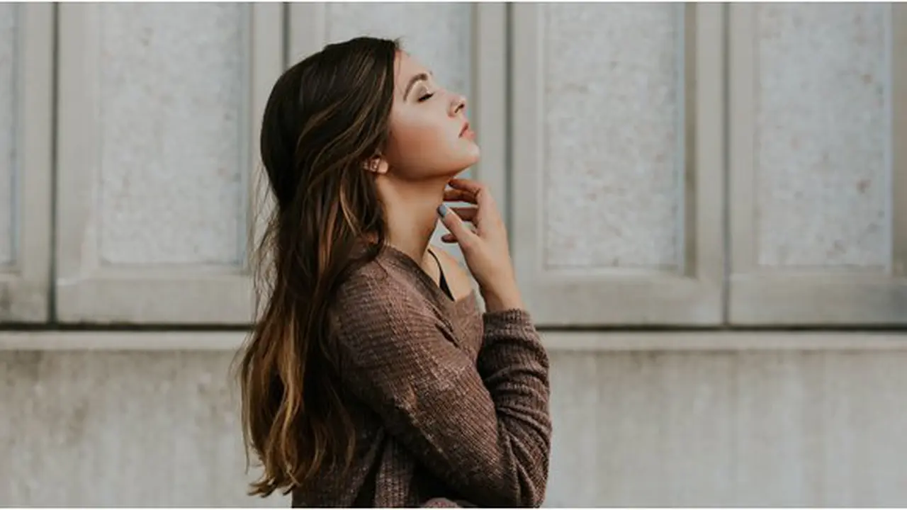 Makeup/copyright unsplash.com/@brookecagle