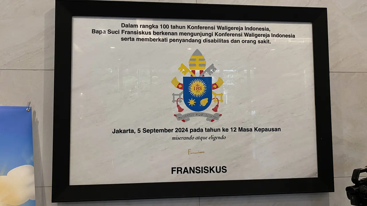 Di dalam gedung Konferensi Waligereja Indonesia (KWI) terdapat Galeri Paus Fransiskus dan prasasti yang ditandatangani oleh Paus.