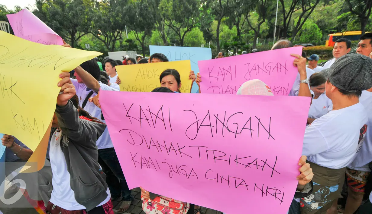 Penghuni Rusun Kapuk Muara saat aksi di depan kantor Gubernur DKI Jakarta, Jumat (29/4). Mereka memprotes tindakan Pemprov DKI Jakarta yang memaksa mereka keluar sebelum perjanjian sewa berakhir. (Liputan6.com/Yoppy Renato)