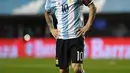 Ekspresi penyerang timnas Argentina, Lionel Messi usai bertanding melawan Peru dalam kualifikasi Piala Dunia 2018 di Buenos Aires, Argentina (5/10). Pada pertandingan ini Argentina hanya bermain imbang 0-0 atas Peru. (AFP Photo/Eitan Abramovich)