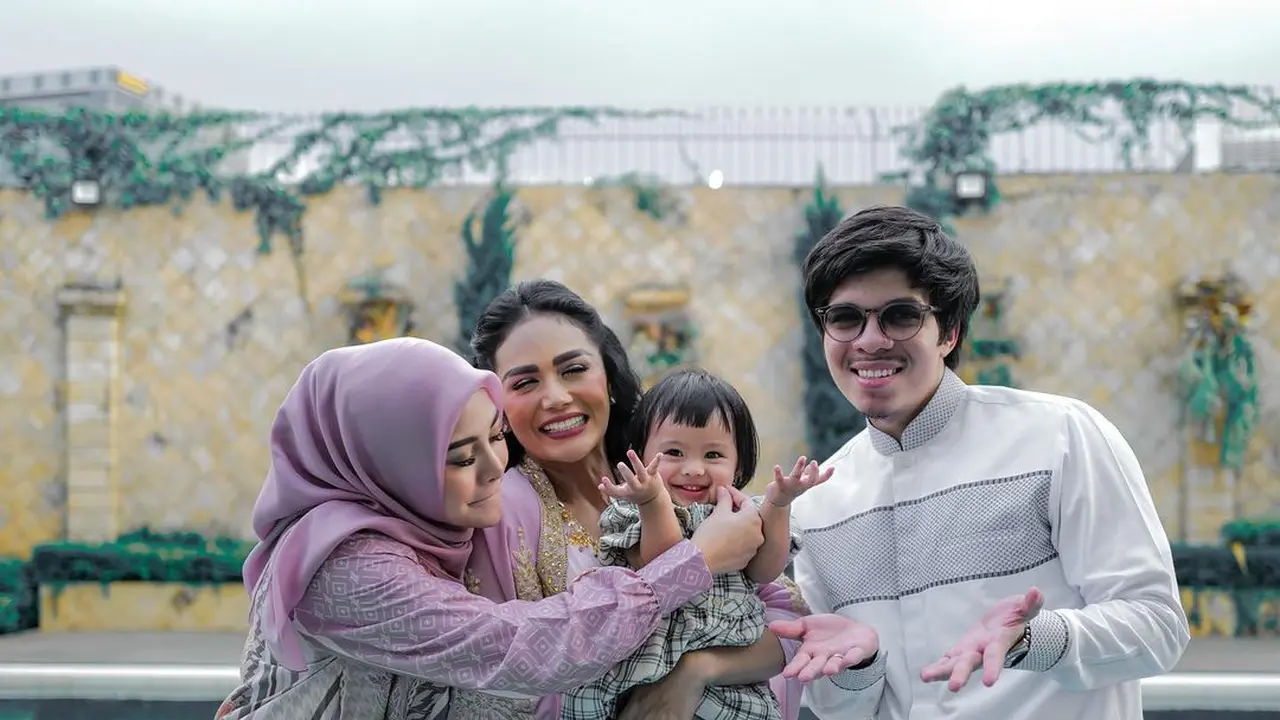 Gaya Menggemaskan Ameena Atta Lebaran Bareng Krisdayanti, Kenakan Sandal Bayi Seharga Dua Kali UMR