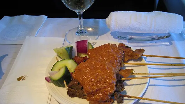 Sajian sate dan saus kacang