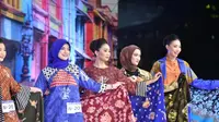 Finalis Cak dan Ning mengenakan batik khas Surabaya. (surabaya.go.id)