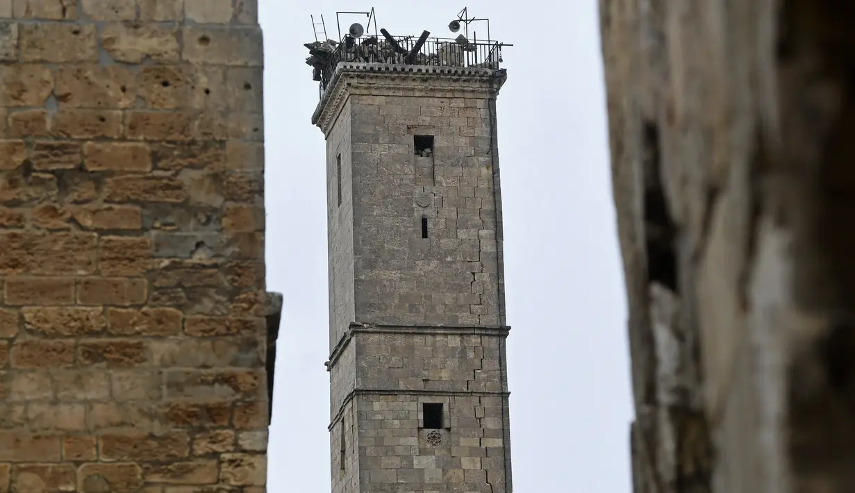 Menara masjid Ayyubiyah di dalam benteng kuno Aleppo retak setelah gempa mematikan yang mengguncang Suriah, Senin (6/2/2023). Bagian kubah menara masjid Ayyubiyah di dalam benteng runtuh, sementara pintu masuk benteng telah rusak. (Photo by AFP)