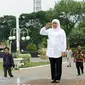 Mensos Khofifah Indar Parawansa memberi penghormatan saat mengunjungi Taman Makam Pahlawan Nasional, Kalibata, Jakarta, Kamis (12/11).  Kegiatan tersebut merupakan rangkaian memperingati Hari Pahlawan Nasional. (Liputan6.com/Yoppy Renato)