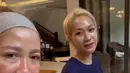 Bunga Citra Lestari tampak meninggalkan gaya glamor di atas panggung dan memilih tampil santai di dapur rumahnya mengenakan atasan oversize lengan pendek saat masak rendang. [@bumiauw]