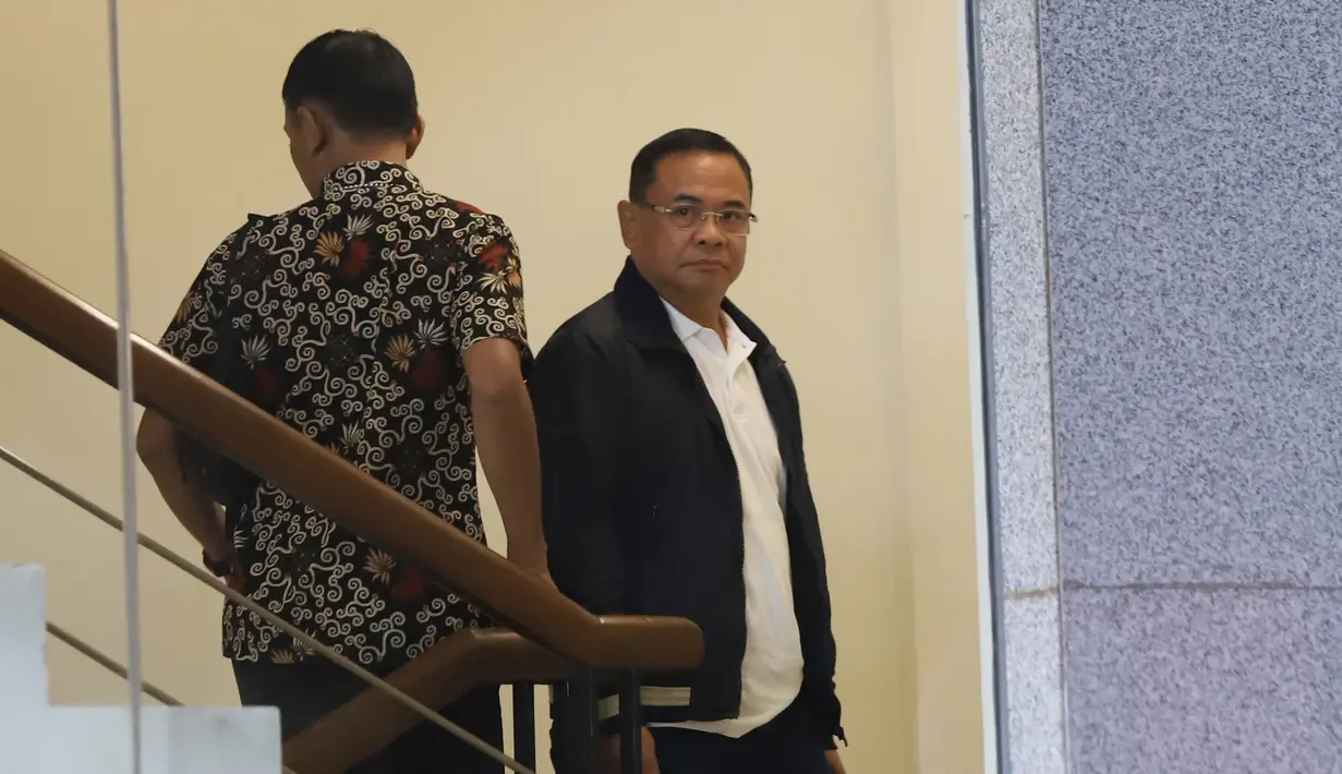 Bupati Pati, Sudewo (kanan) berjalan menuju ruang pemeriksaan di Gedung Merah Putih Komisi Pemberantasan Korupsi (KPK), Jakarta, Selasa (20/1/2026). (merdeka.com/Arie Basuki)