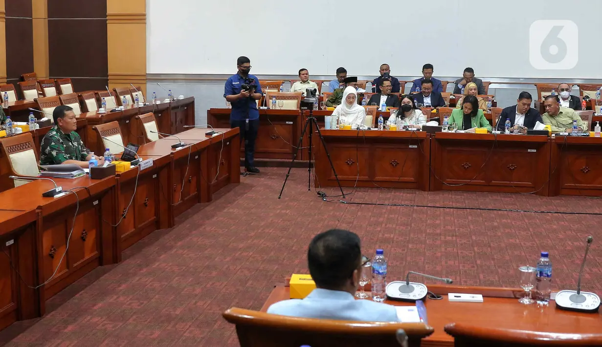 Suasana saat Kepala Staf TNI Angkatan Laut (Kasal) Laksamana TNI Yudo Margono mengikuti uji kelayakan dan kepatutan (fit and proper test) calon Panglima TNI di Komisi I DPR, Kompleks Parlemen, Senayan, Jumat (2/12/2022). Laksamana TNI Yudo Margono merupakan calon tunggal Panglima TNI yang diusulkan oleh Presiden Joko Widodo. (Liputan6.com/Angga Yuniar)