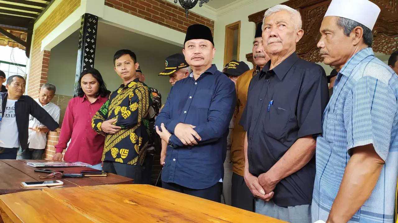 Iwan Saputra (Berkopiah Hitam), saat memberikan penjelasan di depan wartawan, sebelum mengembalikan formulir pendaftaran dukungan partai untuk pilkada Tasikmalaya 2020.