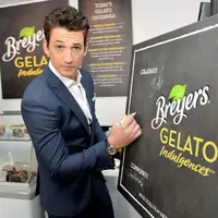 Menjadi seorang artis yang memiliki banyak idola tentu harus bersikap baik di manapun ia berada. Namun sayangnya, ini tak dilakukan oleh Miles Teller yang tertangkap sedang mabuk di depan umum. (AFP/Bintang.com)