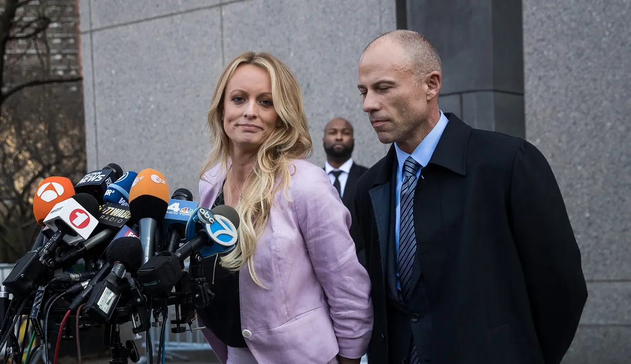 <p>Aktris film dewasa, Stormy Daniels memberi keterangan kepada wartawan saat ia keluar dari Pengadilan Distrik Selatan New York (16/4). (Drew Angerer/Getty Images/AFP)</p>